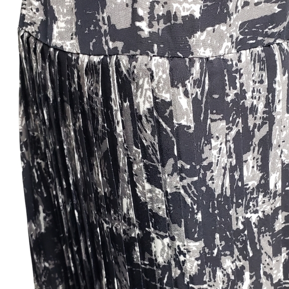 Piperlime Collection pleated abstract print hi-low hem skirt size small - Picture 7 of 7